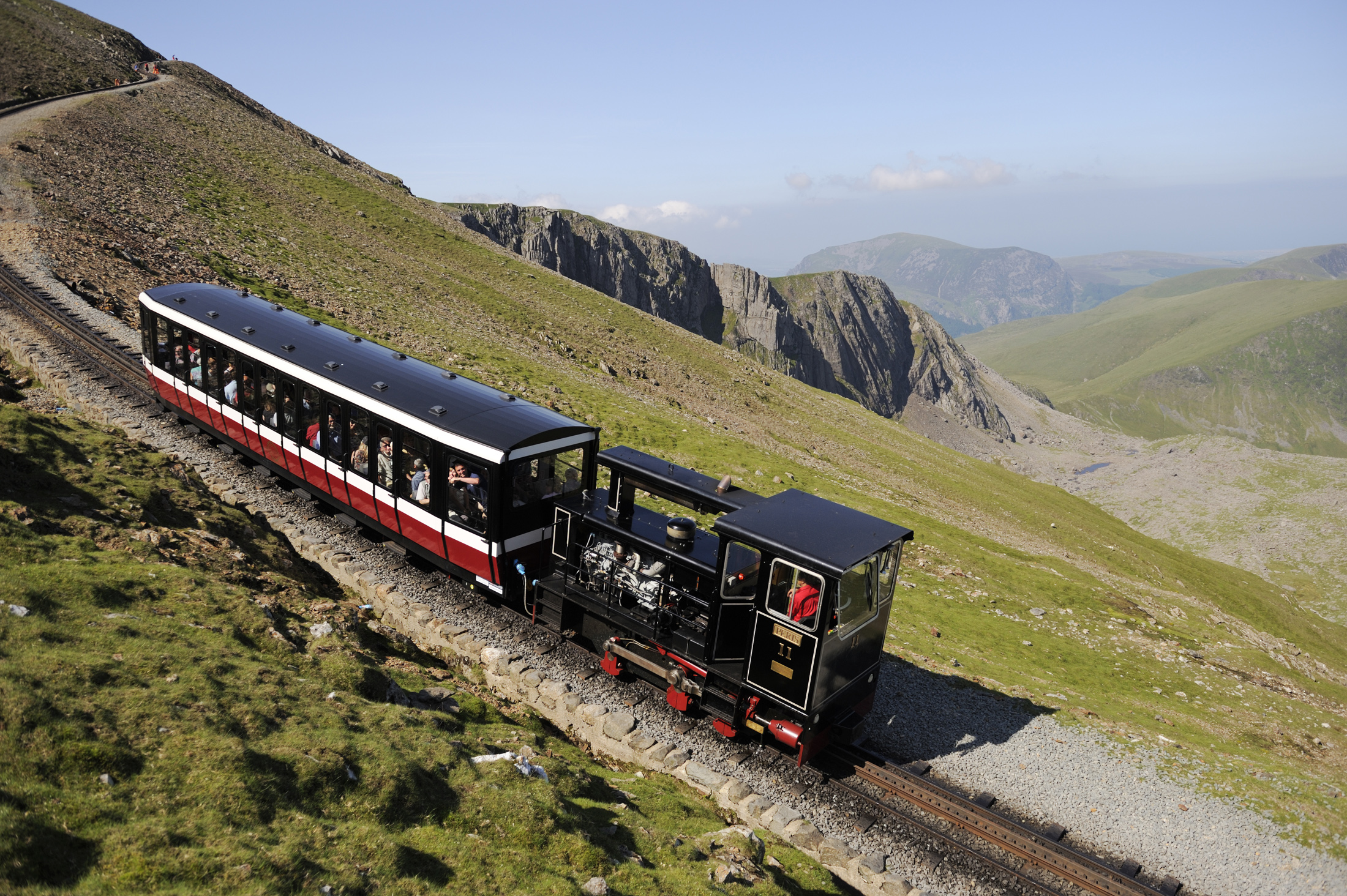 Мине поезда. Snowdon Mountain Railway. Парк Сноудония Railway. Snowdon Train Wales. Поезд в национальный парк Сноудония Уэльс.